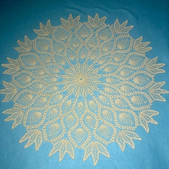 CROCHETED doily round tulip pattern handmade size 27 inch diameter - Picture 2 of 5